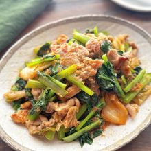 【小松菜と豚肉のキムチ炒め】うま味増しで栄養満点！