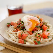『トマニラうどん』とろ〜り温玉のせ