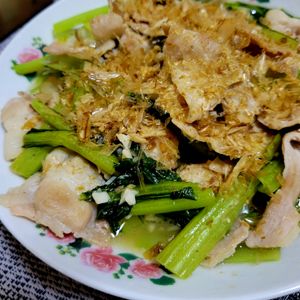 ヴェルの作ってみた!投稿(残った汁でご飯3杯いける🤭🍚豚と小松菜の濃厚旨だし炒め✨)