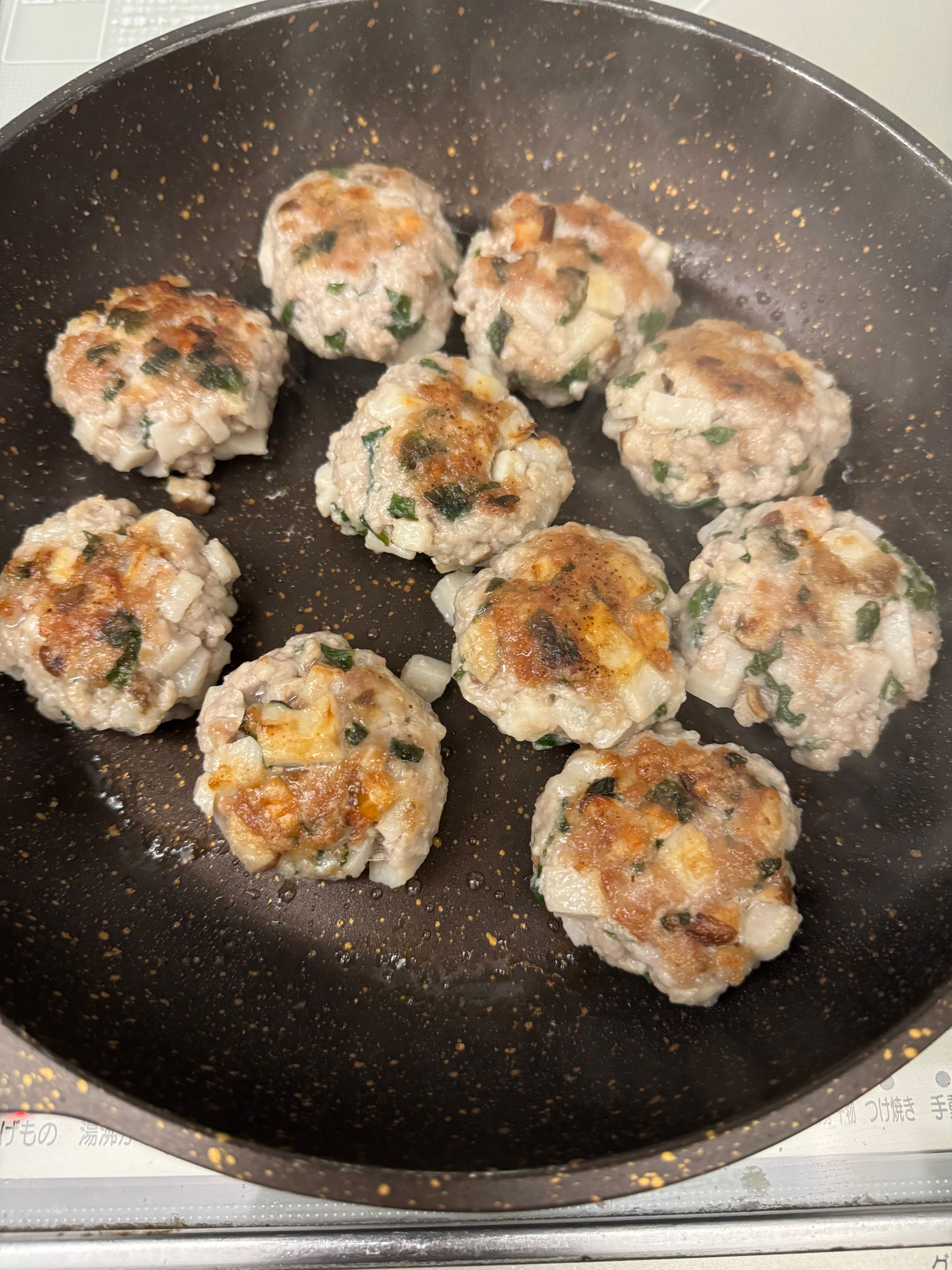 蓮根としいたけの《甘辛ごまダレ♡かさましつくね》 | レシピサイトNadia