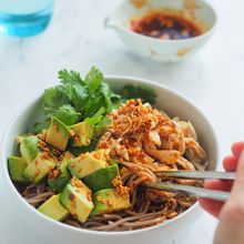 【5分】特製ピリ辛だれでおいしいが止まらない！よだれアボそば