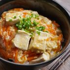 【卵と豆腐のあんかけ丼】人参と玉ねぎの優しい甘さ。