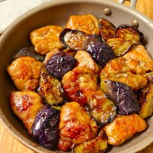 ワンパン10分！【鶏むね肉となすのガリバタ醤油炒め】