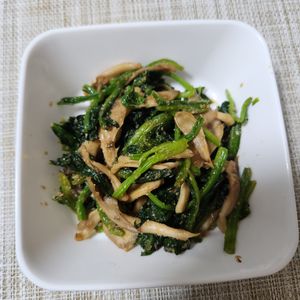 とももの作ってみた!投稿(『舞茸とほうれん草の胡麻和え』栄養満点♪ダイエット美容にも♡)