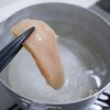 菜の花と鶏ささ身肉のレモンマヨ和えの下準備