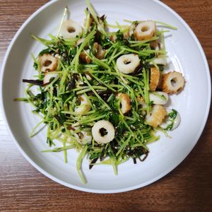 とももの作ってみた!投稿(簡単・節約・ヘルシー♡激旨レンチン豆苗とちくわの塩昆布ナムル)