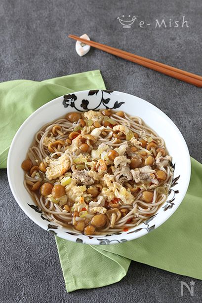 豚肉となめこのサンラータン風そば