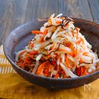 ポリ袋で簡単！大根とにんじんの塩昆布酢ナムル