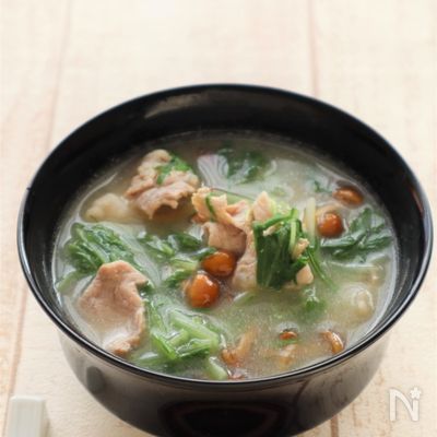 5分！豚肉と水菜のなめこ入り白みそ汁