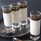 パルミジャーノのパンナコッタ　黒オリーブの実ペーストがけ