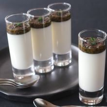 パルミジャーノのパンナコッタ　黒オリーブの実ペーストがけ