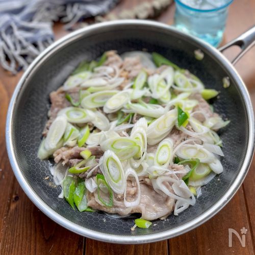 重ねるだけ!冬野菜ときのこの味噌豚蒸ししゃぶ
