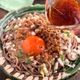 あったかつゆだくで食べる！月見納豆のぶっかけ蕎麦