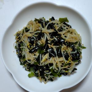 ふうかの作ってみた!投稿(300万再生【もやしとワカメのやみつきナムル】)