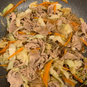 じんじゃーの作ってみた!投稿(【天才的！豚こま肉とキャベツのワンパン春雨いため】時短♡節約)