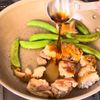さっぱりコク旨♩お手軽【鶏とスナップエンドウのバタぽん炒め】の工程5