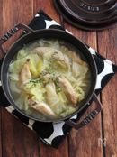 くたくたキャベツと骨付きチキンのスープ。