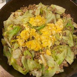 おかか昆布🍙の作ってみた!投稿(【キャベツと卵の肉味噌炒め】白ごはんが進みまくる！)