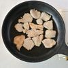 うどんスープで和の味きまる！罪悪感なしの鶏むね＆きのこ炒めの工程4