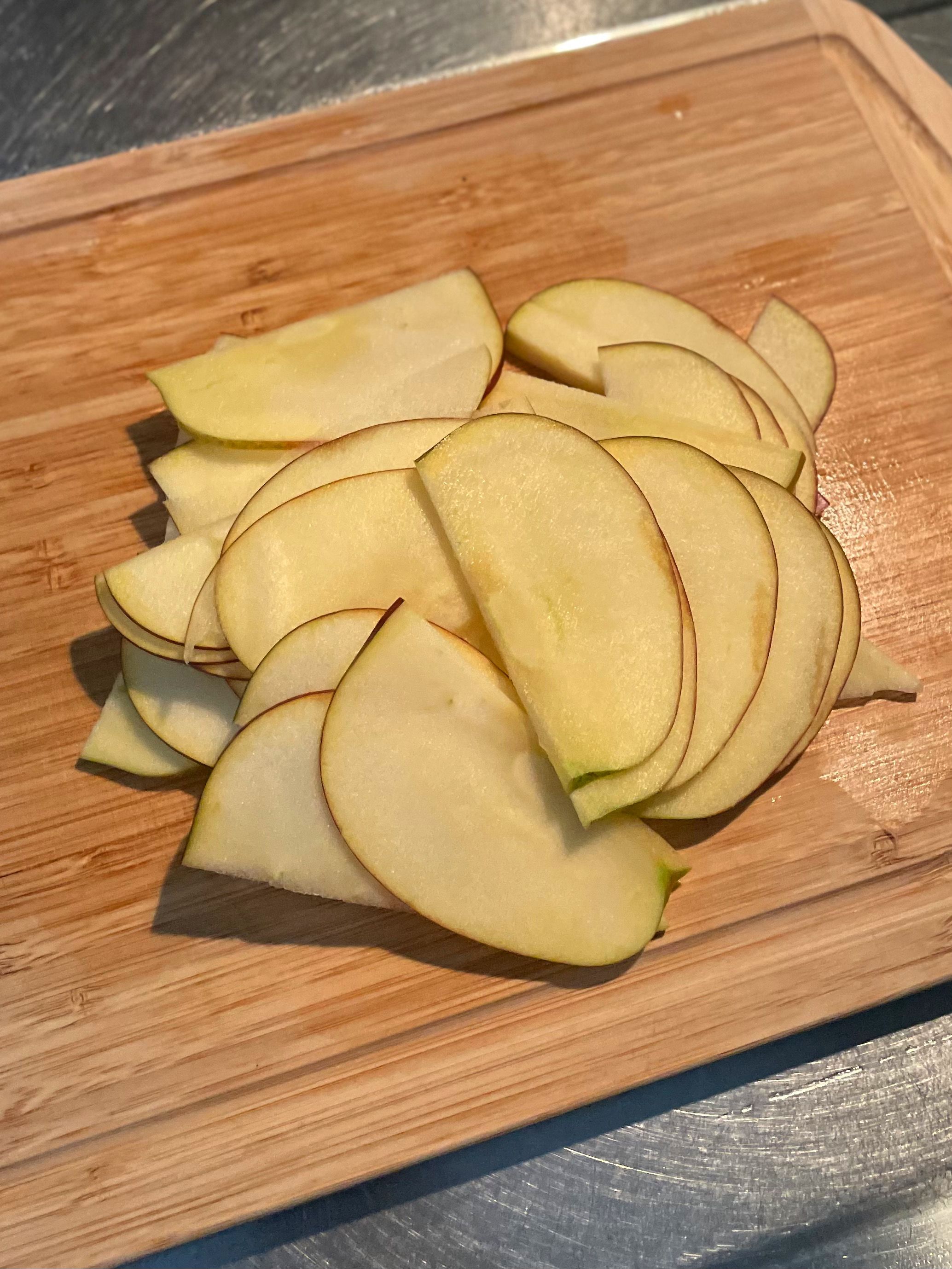 りんごを薄切りにする