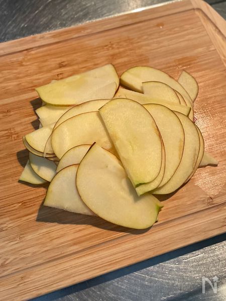 りんごを薄切りにする