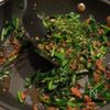 米が一瞬で消える。旨すぎる【究極の無限ニラ飯】の工程5