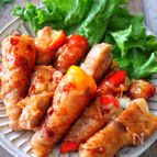［ピーマンとモッツァレラチーズの肉巻き］コチュジャン甘辛だれ