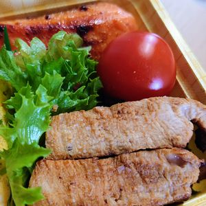 まゆのの作ってみた!投稿(漬けて焼くだけ。甘辛味噌ポークステーキ)