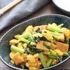 【小松菜とブロックベーコンのふわ玉カレー炒め】子ども喜ぶ♪