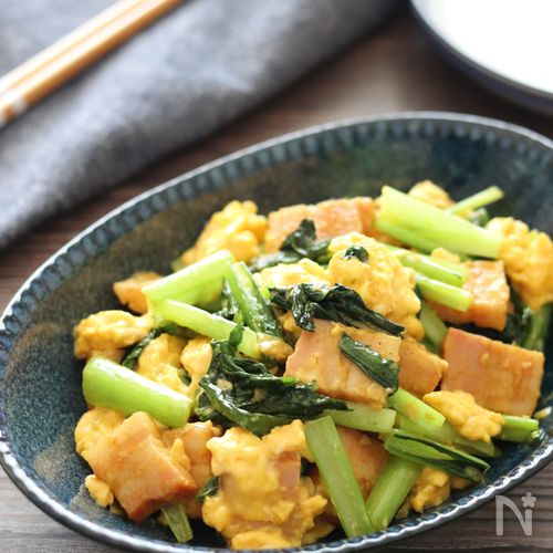 【小松菜とブロックベーコンのふわ玉カレー炒め】子ども喜ぶ♪