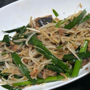 ゆっこの作ってみた!投稿(サバ缶まるごと！サバとニラもやしのピリ辛炒め)