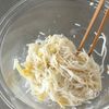 余ったそうめんのアレンジ！「チーズぱり麺」の工程1