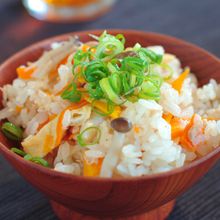 頬張る美味しさ！ツナと野菜の炊き込みご飯