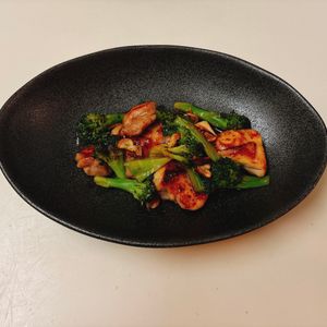 りんの作ってみた!投稿(鶏肉とブロッコリーのうま塩ガーリック炒め🤩🍺)