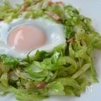 キャベツとベーコンの座布団の目玉焼き