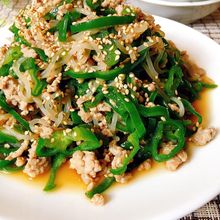ピーマンと豚ひき肉としらたきのオイスターソース炒め