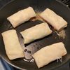 巻いて焼くだけ！ありそうでなかった「ベーコンレタス春巻き」の工程3