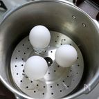 圧力鍋であっという間の「ゆで卵」（蒸したまご）
