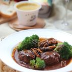 デミグラス缶で簡単お店の味！モッツァレラ入り煮込みハンバーグ