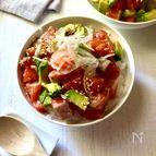白だしで彩り鮮やか　サーモンとアボカドのポキ丼　