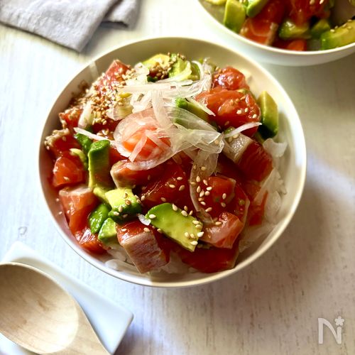 白だしで彩り鮮やか　サーモンとアボカドのポキ丼　