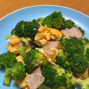 yukaの作ってみた!投稿(【ブロッコリーとウインナーのふわたま炒め】ボリューム満点♬)