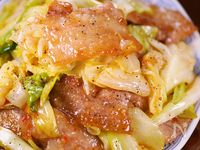 甘～い春キャベツと豚カルビの🤭ピリ辛うま塩にんにく炒め🍚