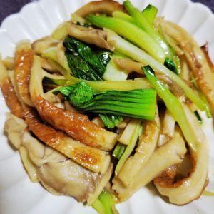 ヴェルの作ってみた!投稿(［ちくわと青梗菜と舞茸のバター醤油炒め］すぐできる！簡単副菜)