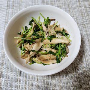 とももの作ってみた!投稿(［舞茸と豆苗のオイスター炒め］パパッと5分で！簡単副菜)