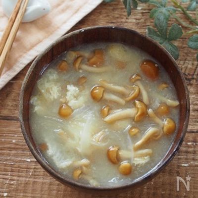 出汁無しでも美味！甘くてとろとろ。新玉ねぎとなめこのお味噌汁