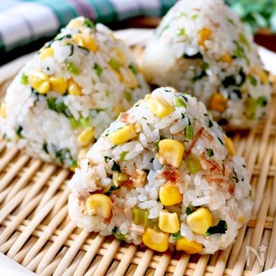 【小松菜とコーンのおかかしょうゆおにぎり】満足おにぎり♪