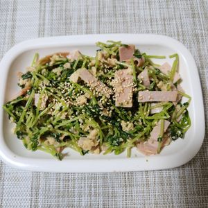 とももの作ってみた!投稿(もりもり食べられる！無限豆苗♩3分でできる！ボリューム副菜)