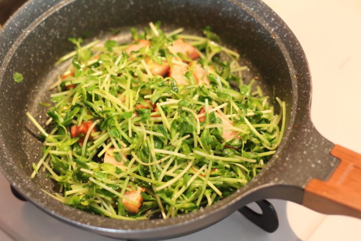 豆苗のガーリックコンソメ炒め レシピサイト Nadia ナディア プロの料理家のおいしいレシピ