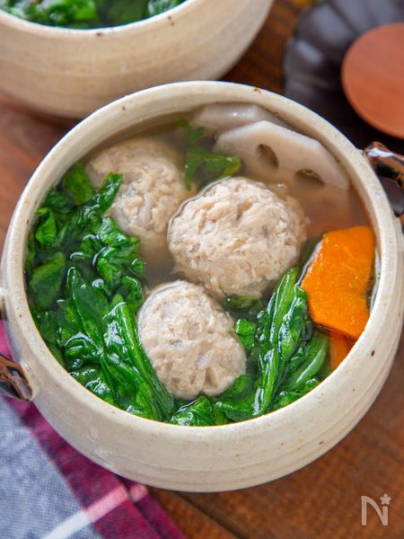 鶏団子とれんこん、春菊の和風スープ